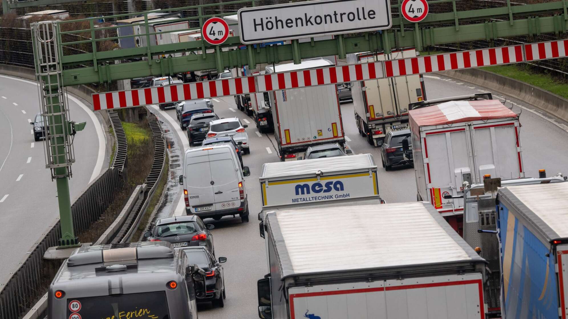 Stau auf der Autobahn A99