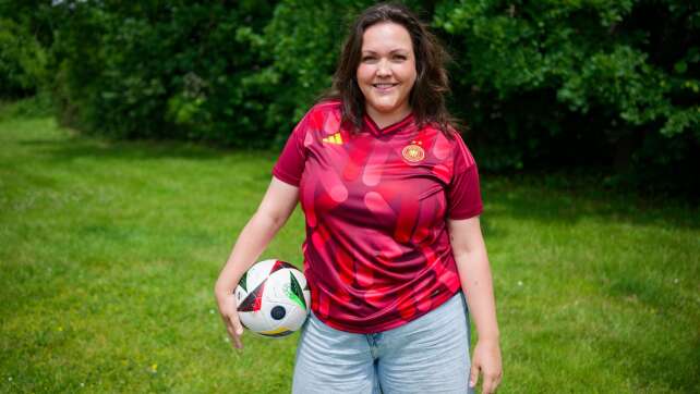 Schauspielerin Schalow: Männerfußball ist «manchmal Theater»