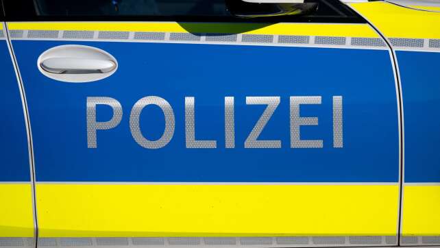 Junge Frau vermutlich durch Nadelstich verletzt