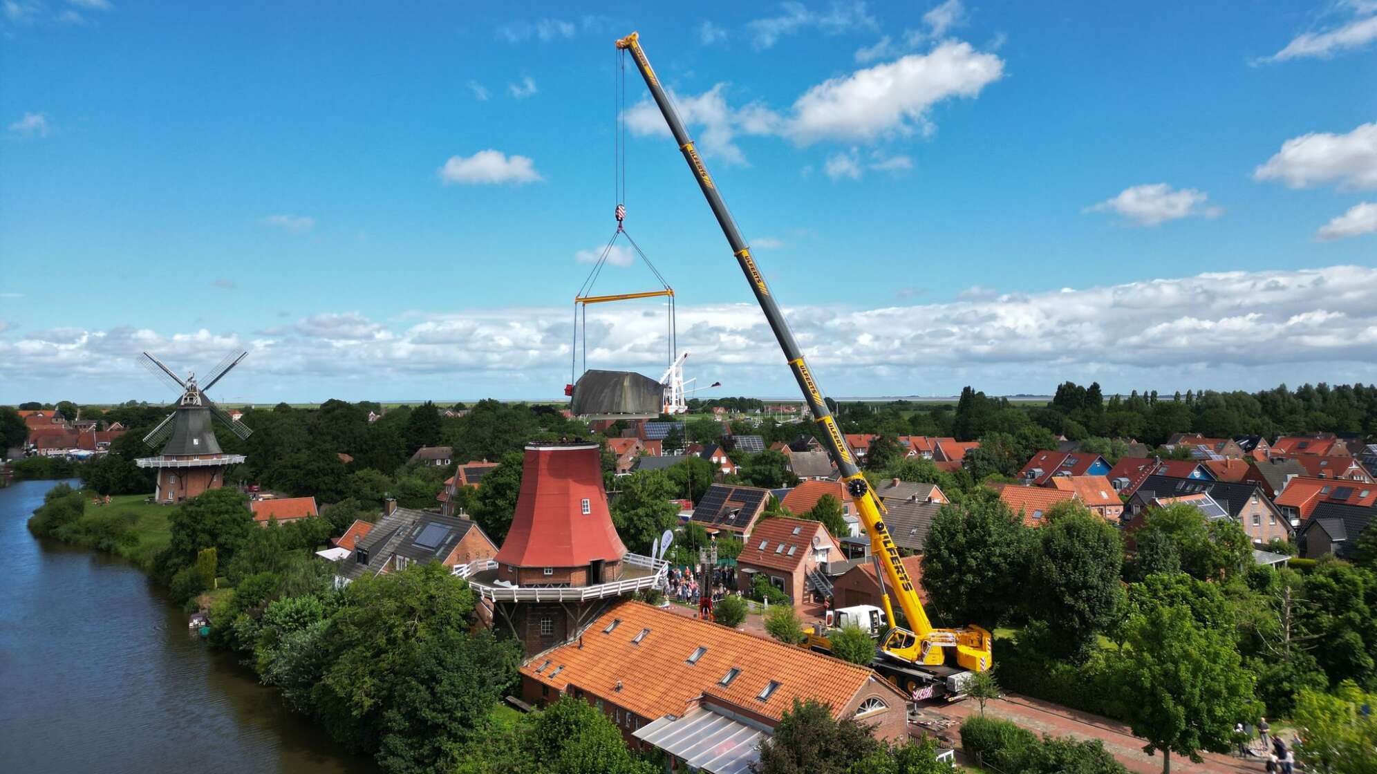 Greetsieler Wahrzeichen Rote Windmühle erhält Kappe wieder
