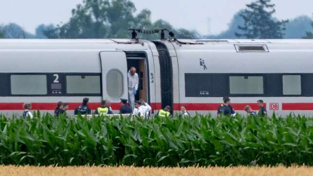 Mann attackiert Fahrgäste in ICE - mehrere Verletzte