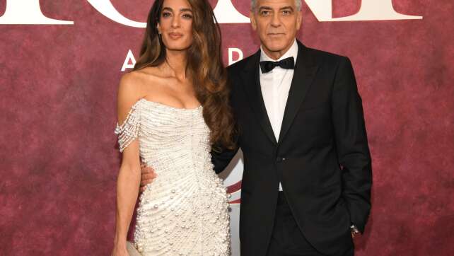Amal und George Clooney kassieren die Handys ihrer Gäste