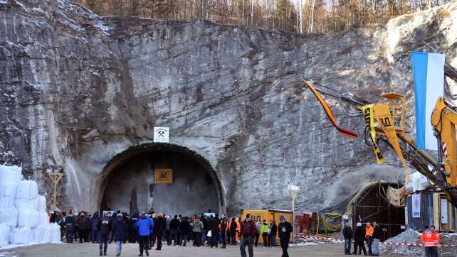 Mann bei Tunnelarbeiten durch herabfallenden Balken verletzt