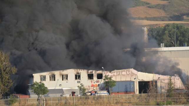 Giftwolke nach Explosionen in spanischem Batteriewerk
