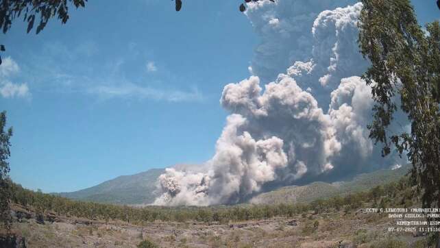 Indonesischer Vulkan spuckt 18.000 Meter hohe Aschesäule