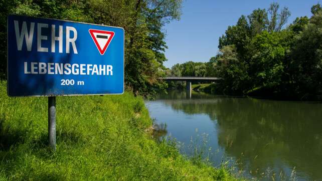 Vor Wehranlage: Betrunkene kentern mit Schlauchboot in Isar