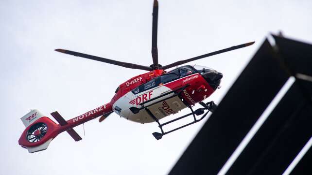 Mann fällt von Löschfahrzeug - schwer verletzt