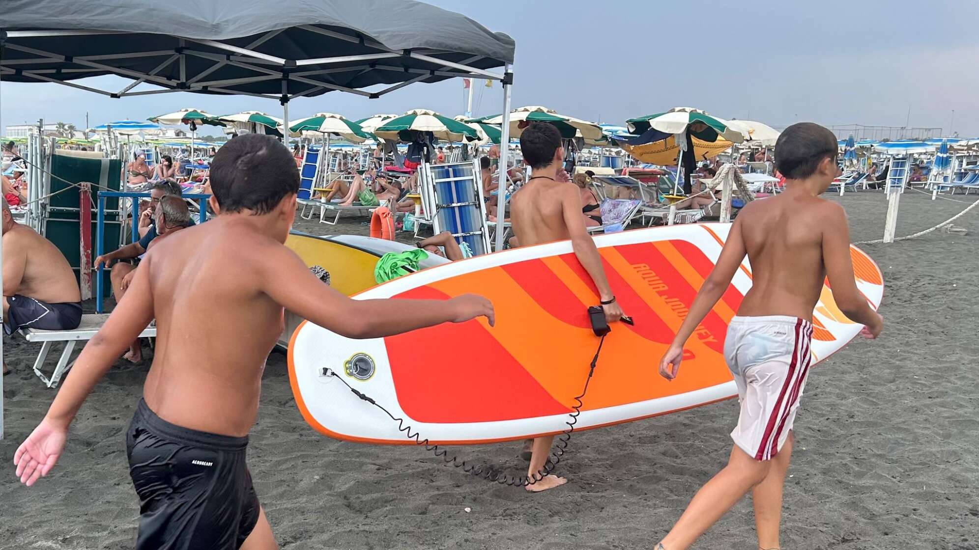 Drei Jungen an einem italienischen Strand