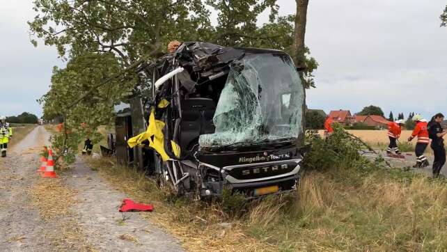 Reisebus mit Senioren kommt von Straße ab - sechs Verletzte
