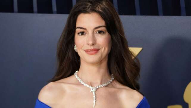 Anne Hathaway und Dakota Johnson in Hoover-Adaption