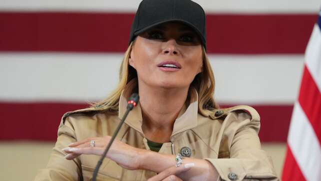 First Lady Melania trägt Armband aus Sturzflut-Camp