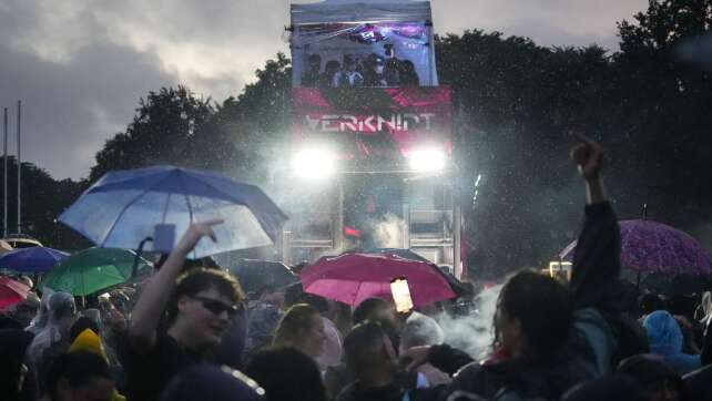 Rettungskräfte behandeln Hunderte bei Berliner Techno-Parade