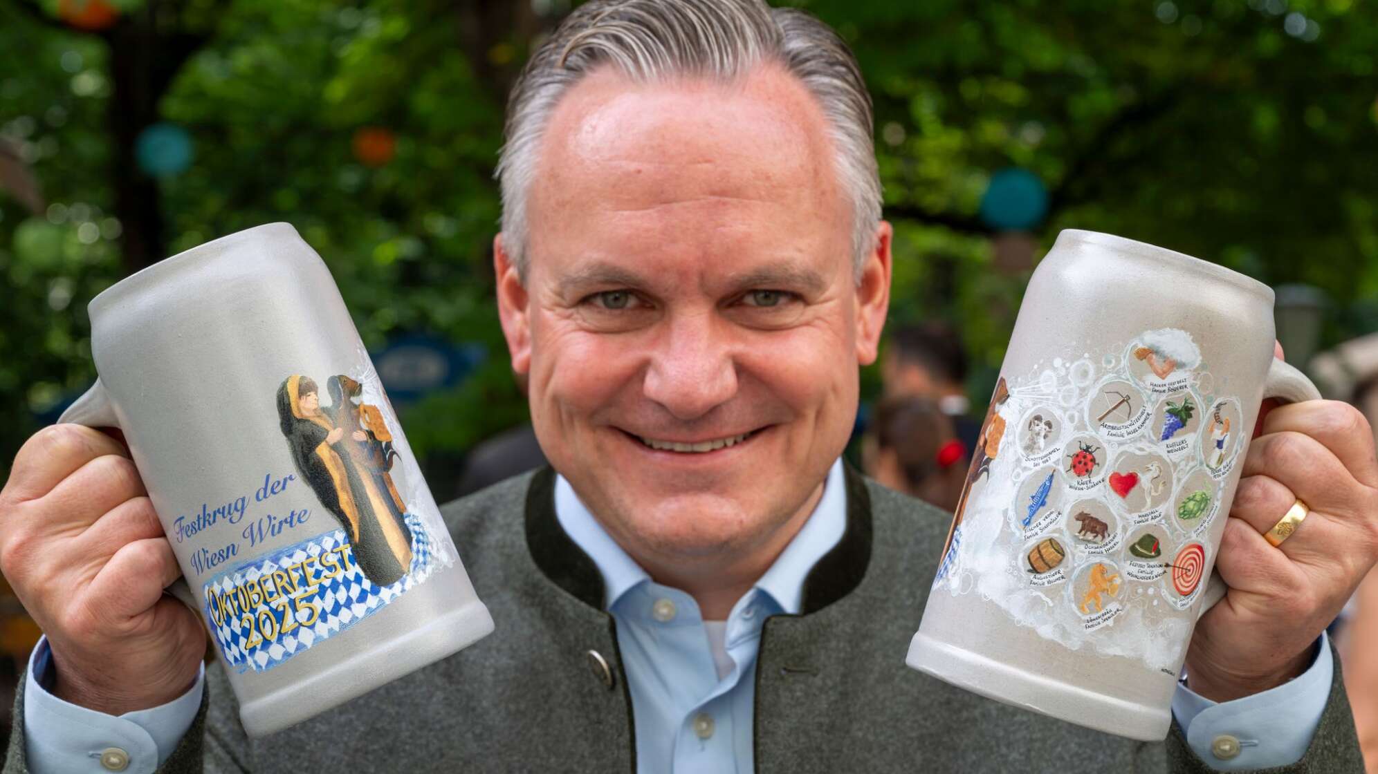 Wiesn-Wirte präsentieren ihren Oktoberfestbierkrug 2025