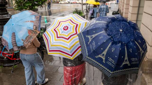 Kein Badewetter: Regen und Gewitter in Bayern