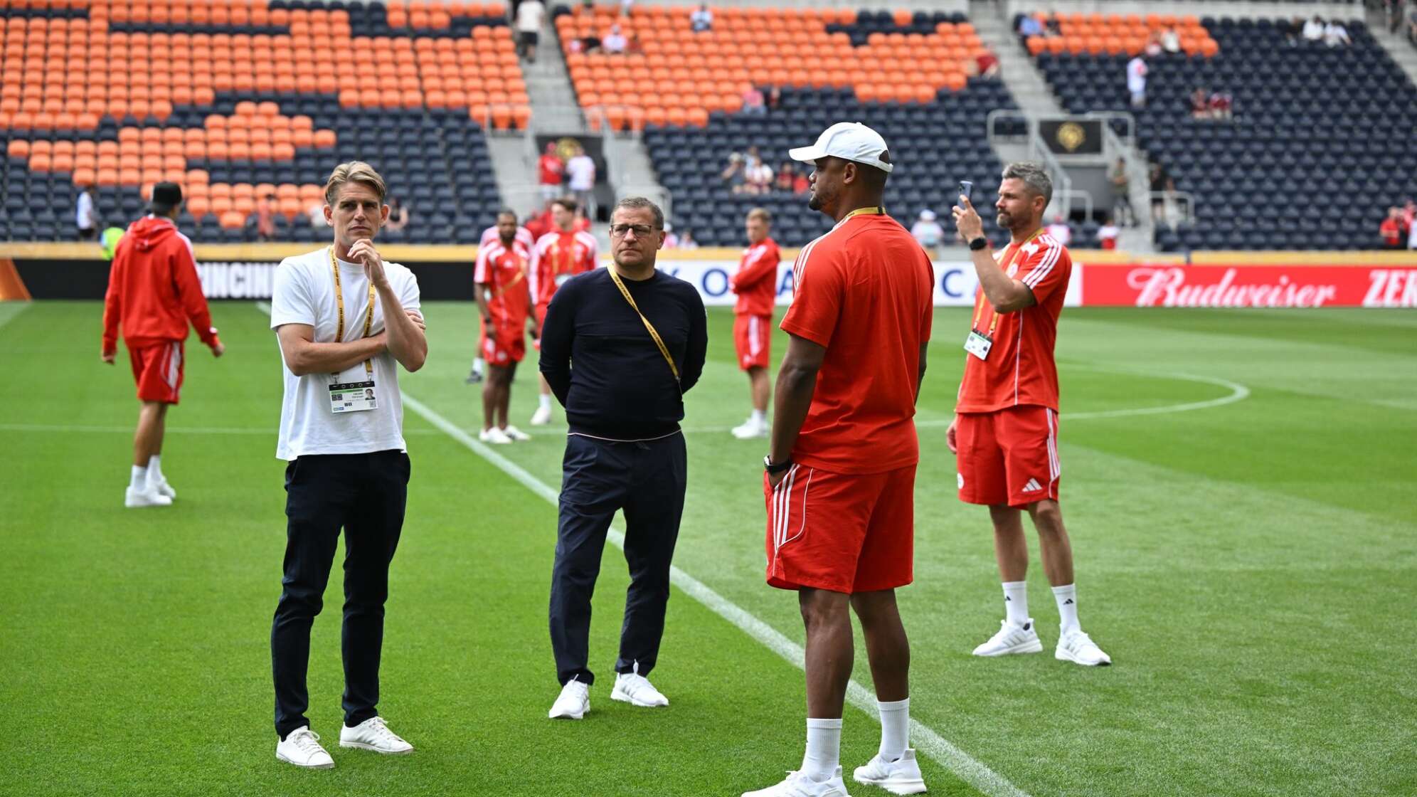 Max Eberl (m) und Sportdirektor Christoph Freund (l)