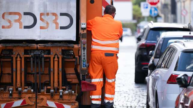 Arbeiter wird in Müllfahrzeug gezogen und schwer verletzt