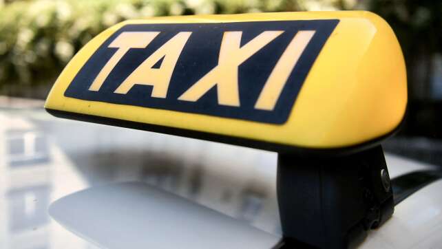 Taxi gerät in Gegenverkehr - Autofahrerin stirbt