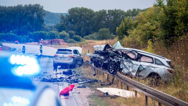 Taxi gerät in Gegenverkehr - Autofahrerin stirbt
