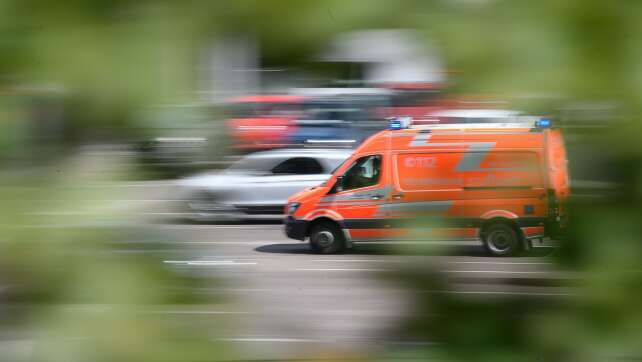 Wand kracht auf Toilettenhäuschen - Arbeiter schwer verletzt