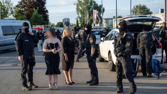 Polizeieinsatz bei Veranstaltung – Waffen vermutet