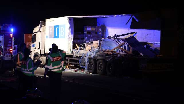 Tankwagen fängt Feuer - Ersthelfer lebensgefährlich verletzt