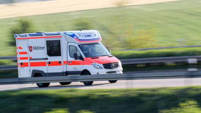 Autofahrerin stirbt bei Frontalzusammenstoß mit Lastwagen