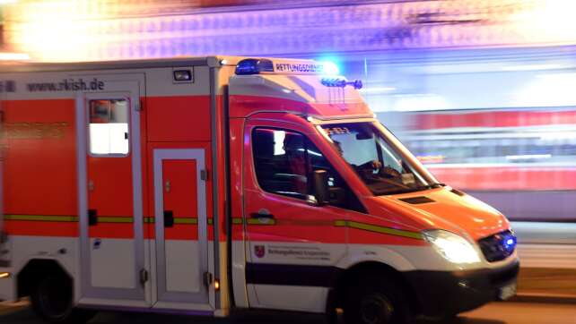 Rausgefallenes Messer verletzt Festbesucher am Kopf