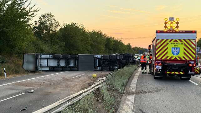 Laster kippt um - Mehrere Hunderttausend Euro Schaden