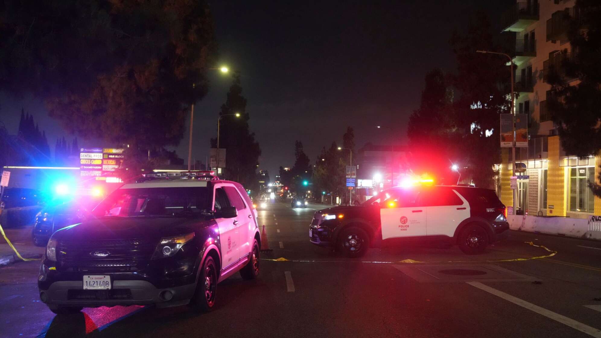 Auto fährt in Menschenmenge in Hollywood