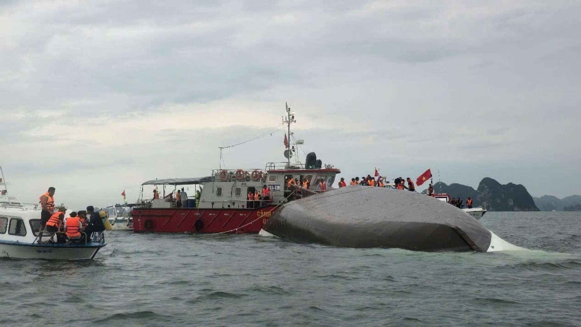 Ausflugsschiff in Vietnam gekentert