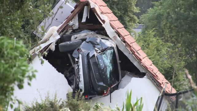 Auto kracht in Scheunendach - Kind schwer verletzt