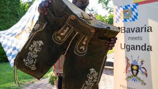 Ankole-Rind statt Hirsch: Uganda entdeckt die Lederhose