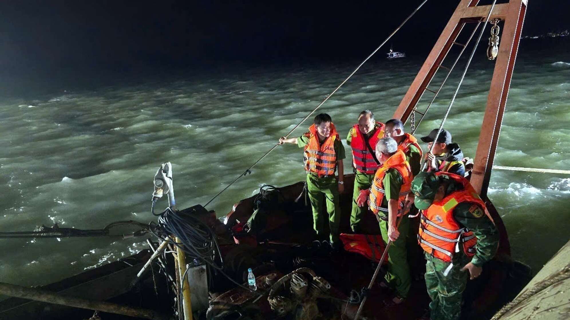 Ausflugsschiff in Vietnam gekentert