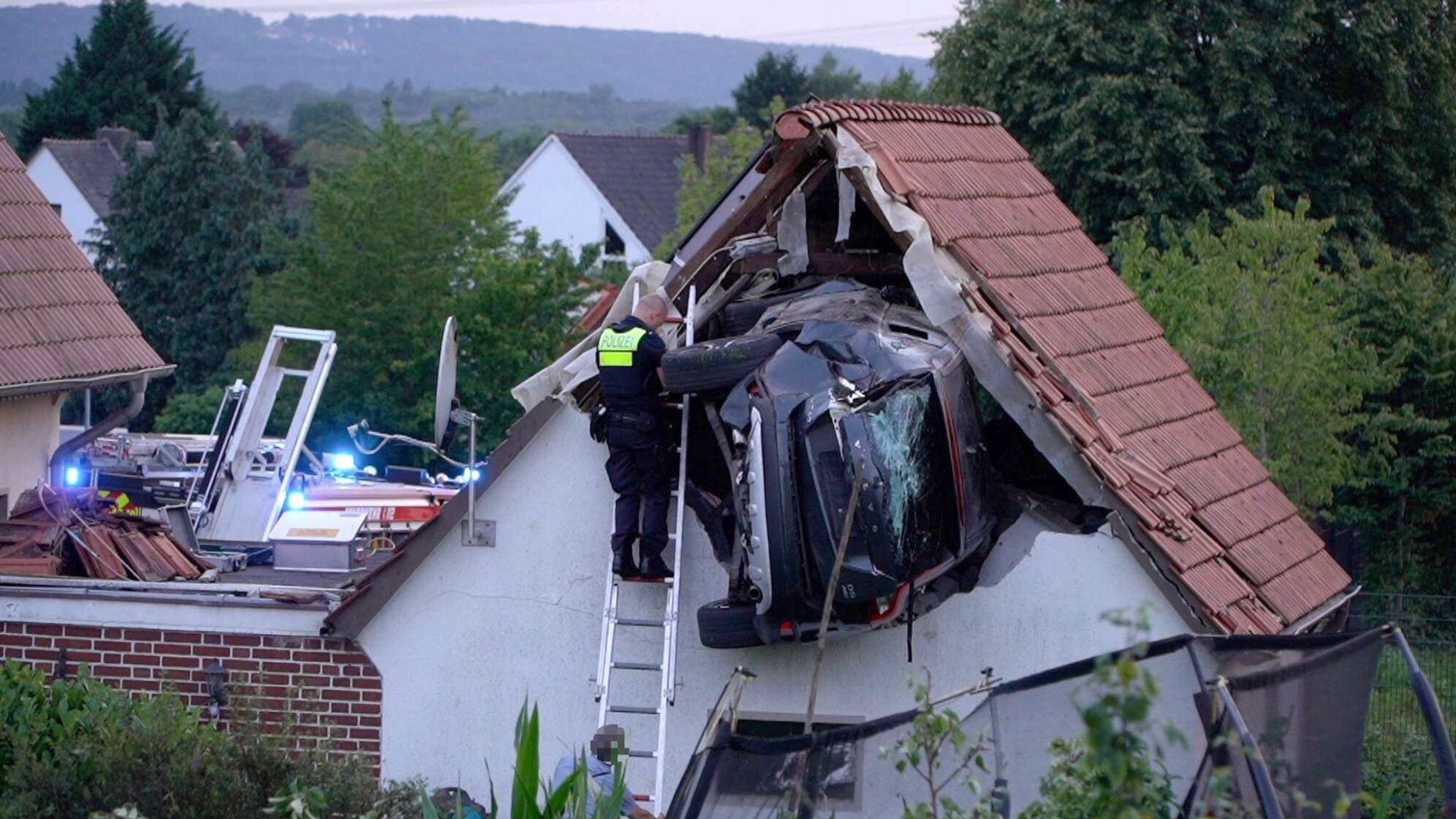 Auto kracht in Scheunendach