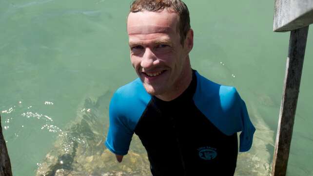 Para-Schwimmer ohne Gliedmaßen durchquert Starnberger See