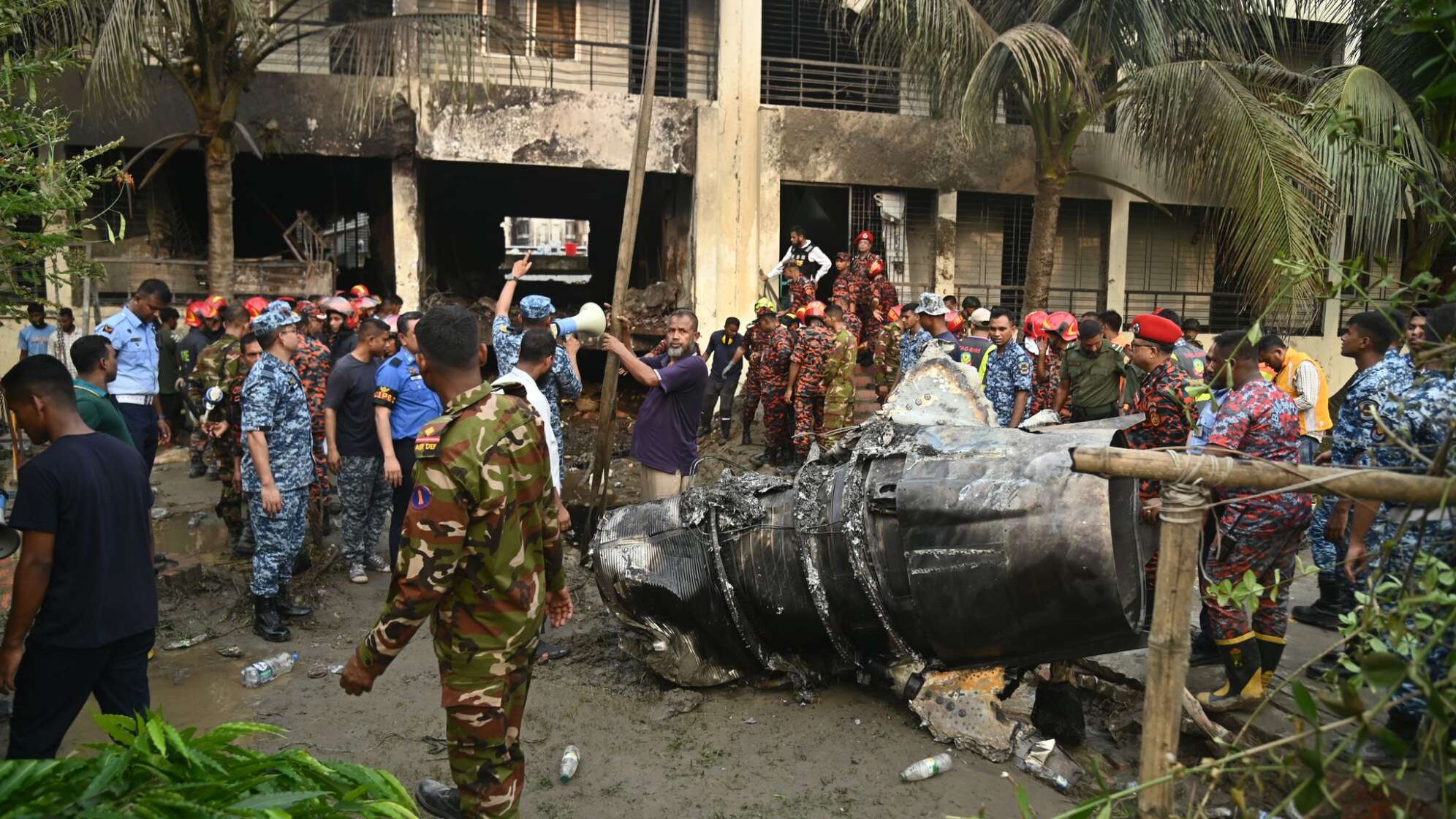 Militärflugzeug stürzt auf Schulgelände in Bangladesch