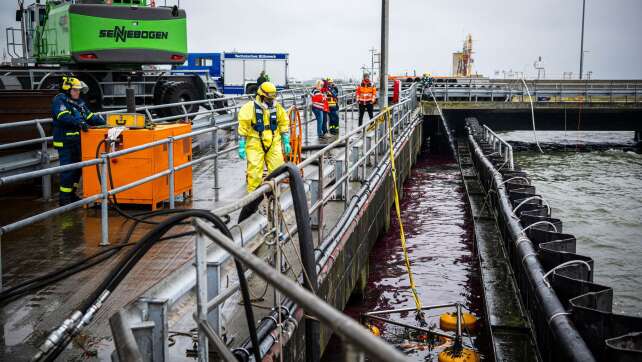 Schiffskollision in Cuxhaven – Riss lässt Öl austreten