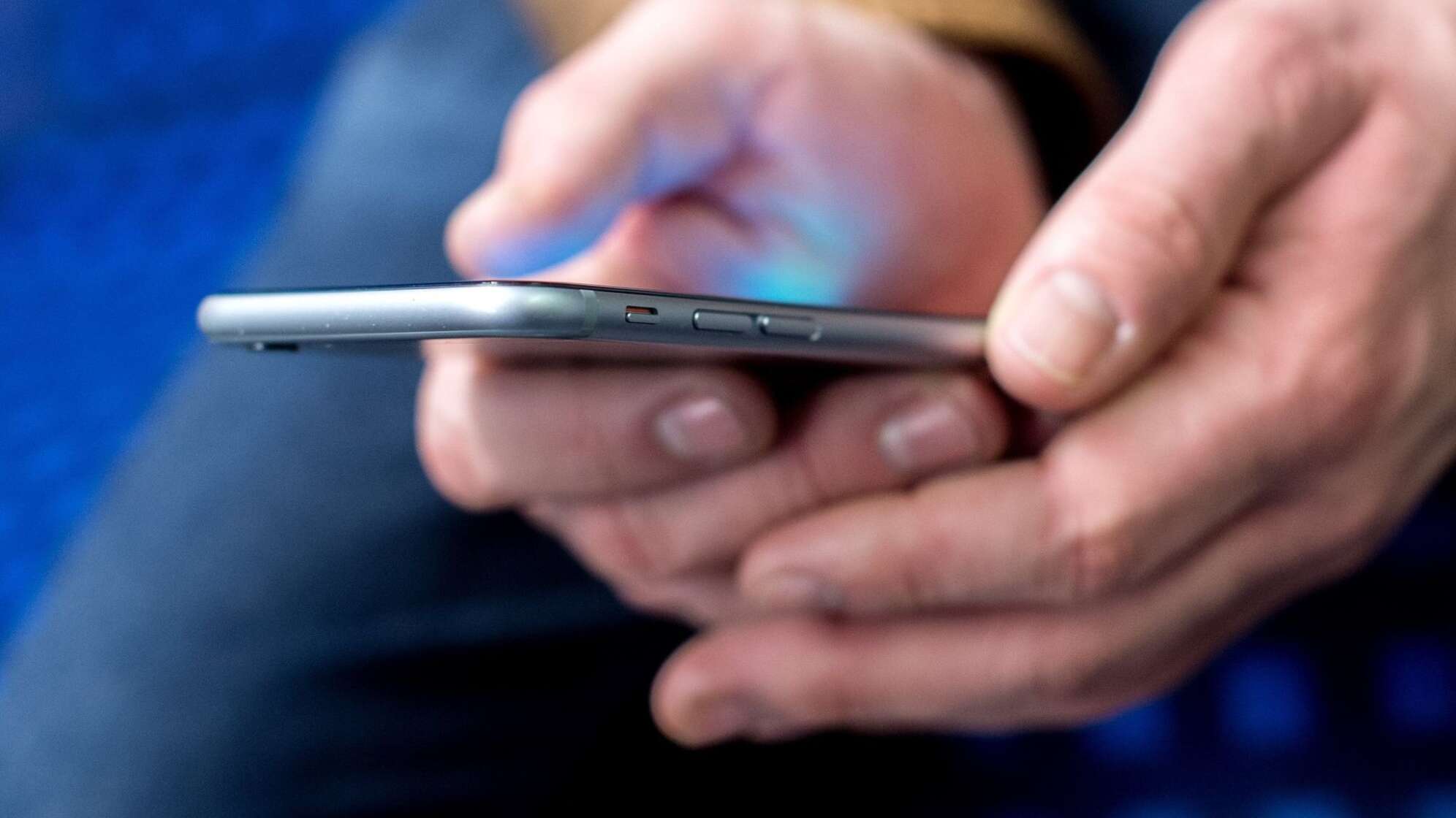 Unbekannter zeigt Mädchen im Zug Pornobilder