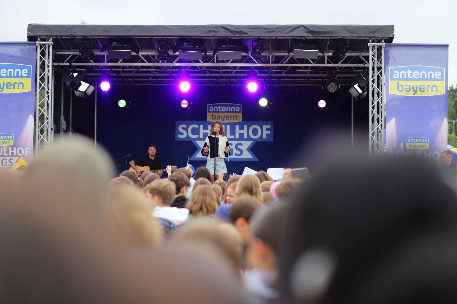Schulhof-Gig mit Leony