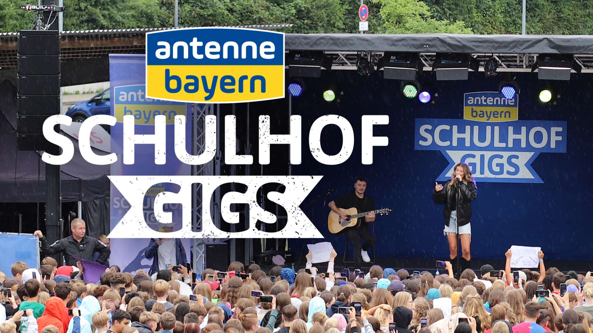Schulhof-Gig mit Leony