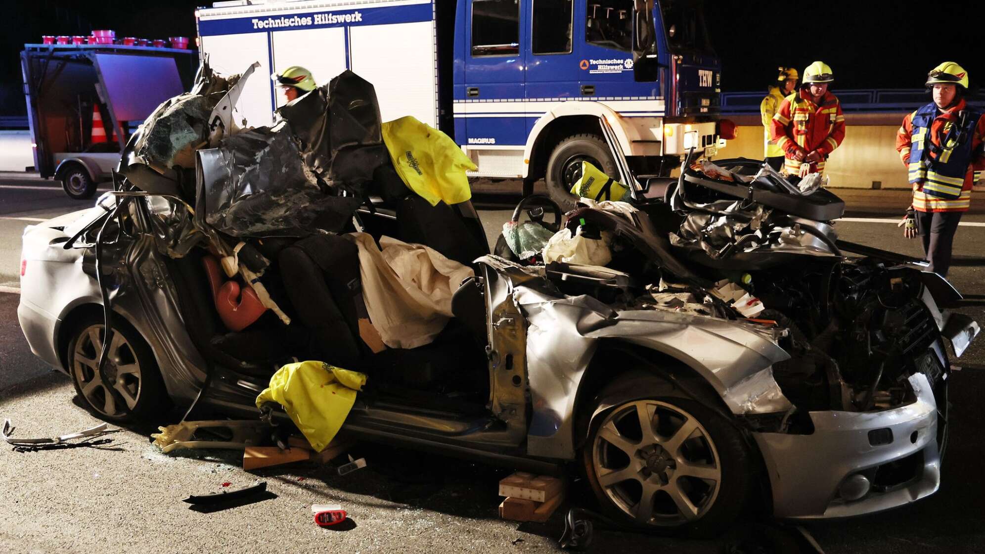 Auto mit vier Menschen steckt unter Lastwagen fest