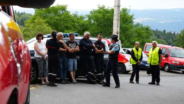 Rennwagen in Frankreich kommt von Straße ab - drei Tote