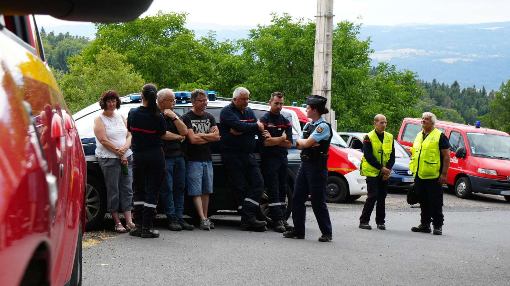 Rennwagen in Frankreich kommt von Straße ab