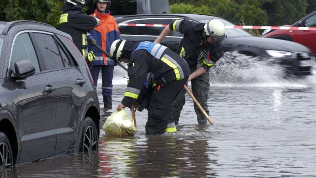 Regen setzt in Nürnberg Keller und Straßen unter Wasser