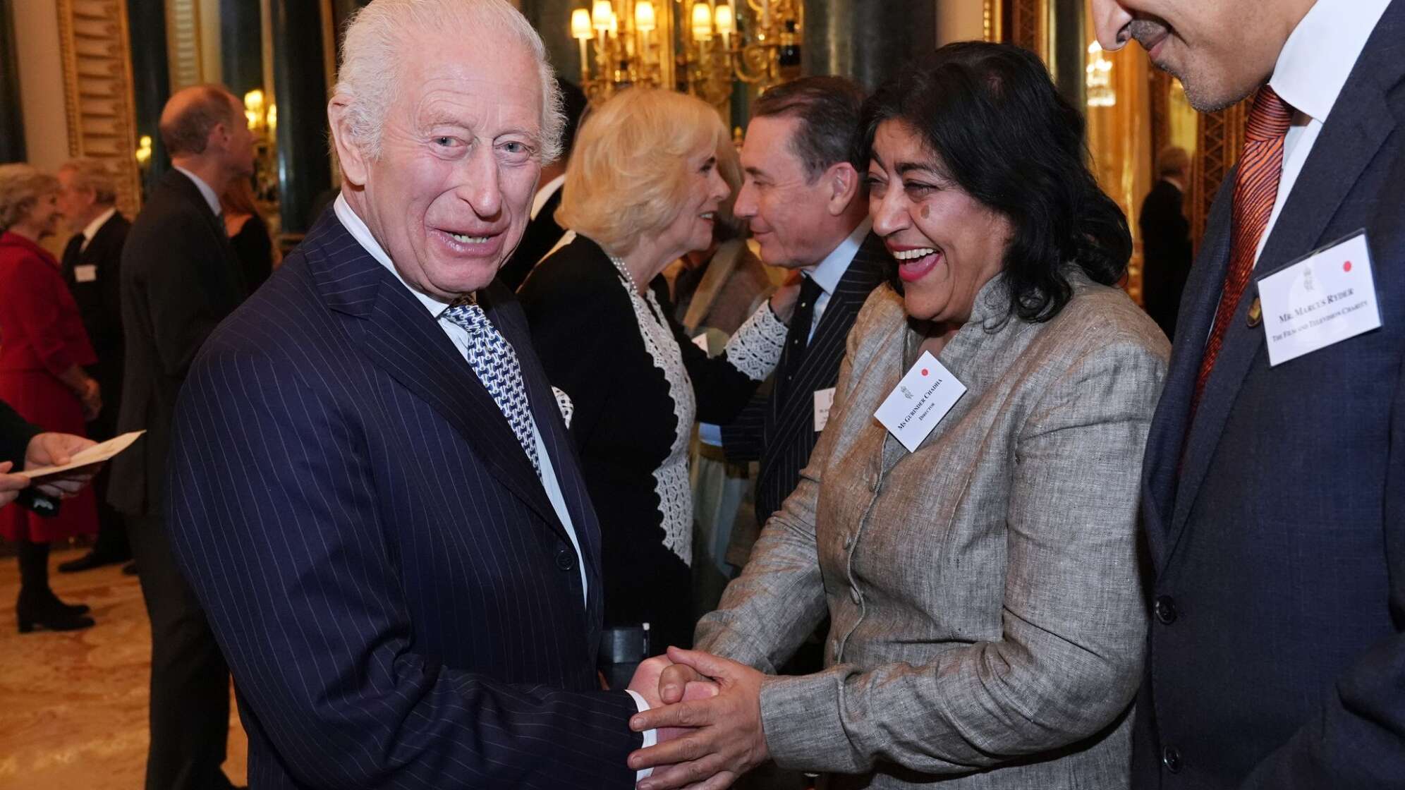 Gurinder Chadha (2.v.r) und König Charles III.