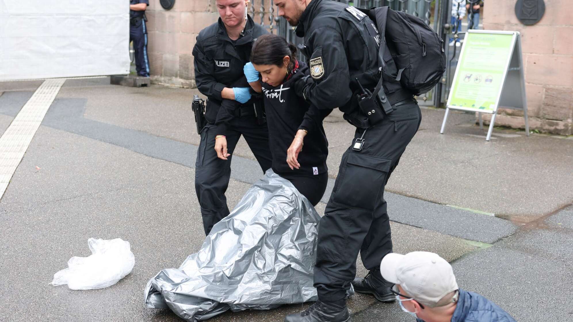 Protest gegen Pavian-Tötung - Aktivisten kleben sich fest