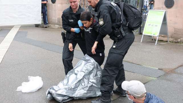Protest gegen Pavian-Tötung - Aktivisten kleben sich fest