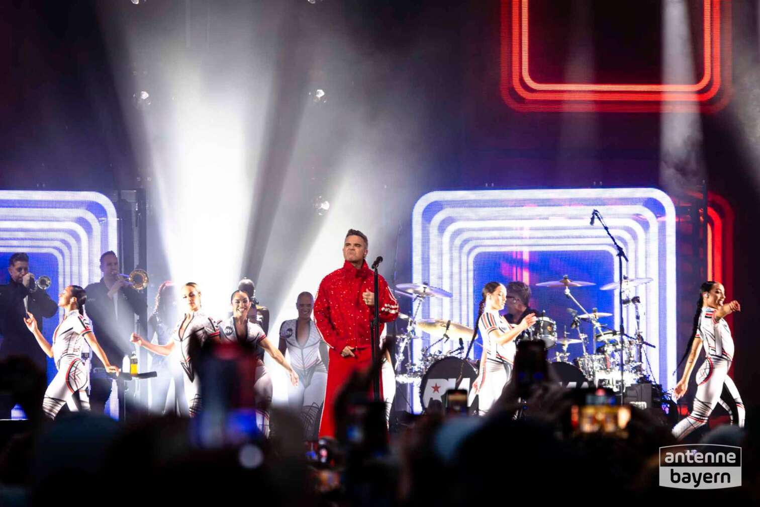 Konzertfoto von Robbie Williams auf seiner Britpop Tour am 26.07.2025 im Olympiastadion München