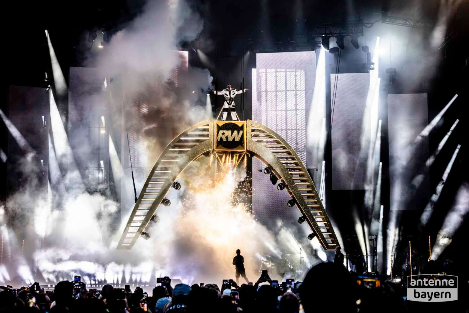 Konzertfoto von Robbie Williams auf seiner Britpop Tour am 26.07.2025 im Olympiastadion München