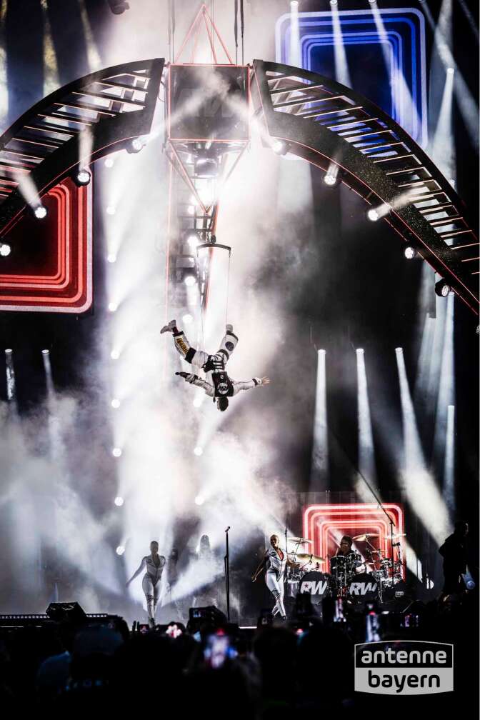 Konzertfoto von Robbie Williams auf seiner Britpop Tour am 26.07.2025 im Olympiastadion München